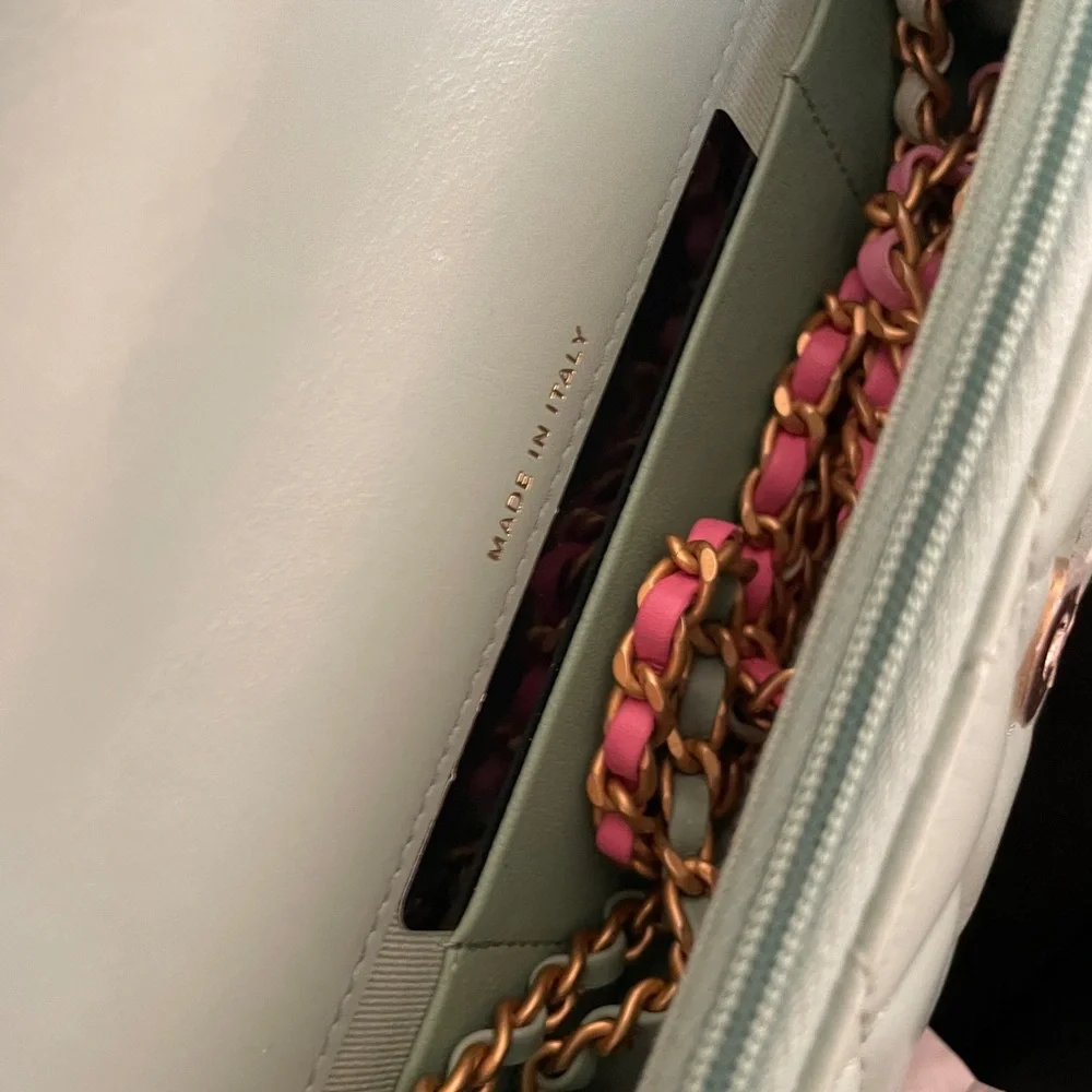 CHANEL Green Quilted Crossbody Bag with Gold Hardware - Picture 9 of 9